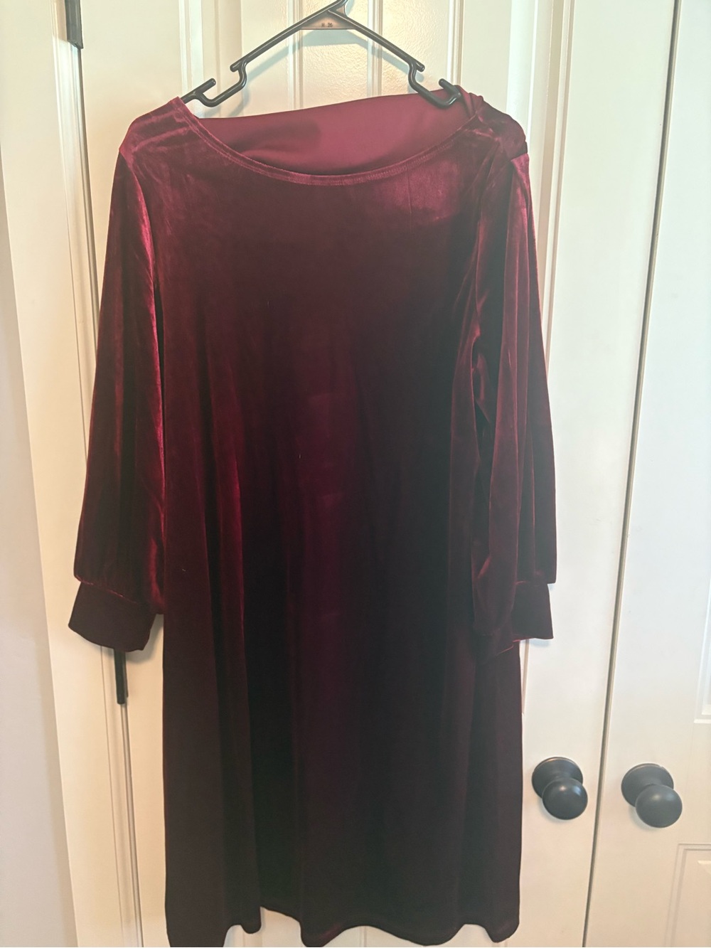 Studio One Long Sleeve Velvet Shift Dress in Burgundy